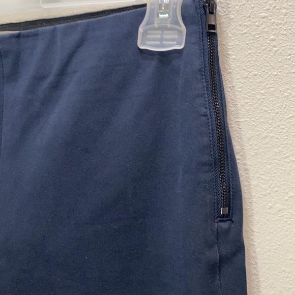 Everlane The Curvy Side-Zip Stretch Cotton Pant in navy blue - Picture 7 of 14